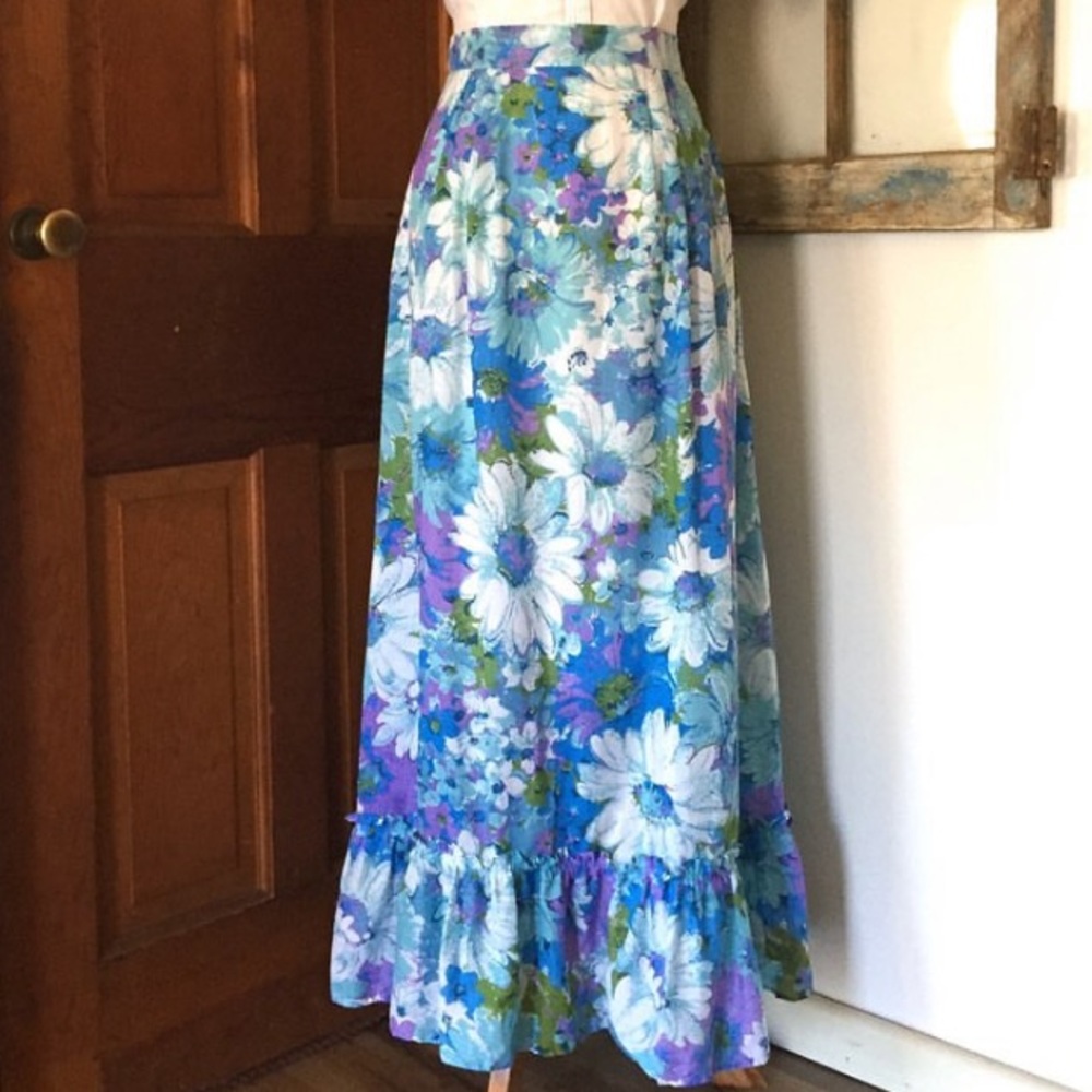 SALE ☀️ Vintage floral maxi skirt